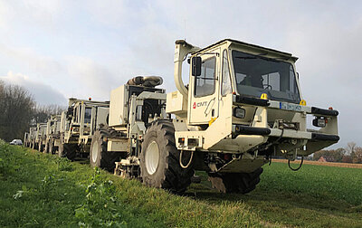 Vibro-Truck für seismische Messungen auf Feldweg.